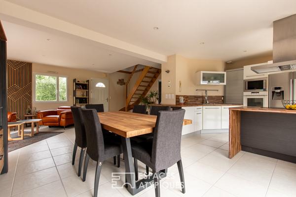 Lumineuse maison familiale avec dépendances