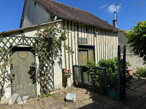 A proximité immédiate des commerces, cette maison offre un beau potentiel d’aménagement.