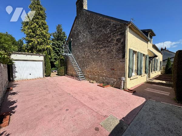 A proximité immédiate des commerces, cette maison offre un beau potentiel d’aménagement.