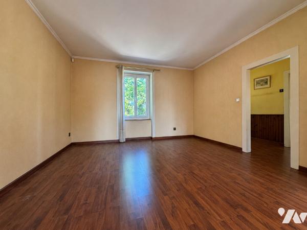A proximité immédiate des commerces, cette maison offre un beau potentiel d’aménagement.