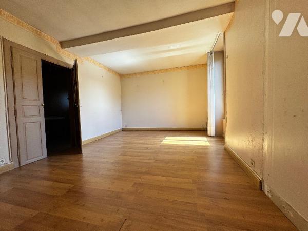 A proximité immédiate des commerces, cette maison offre un beau potentiel d’aménagement.
