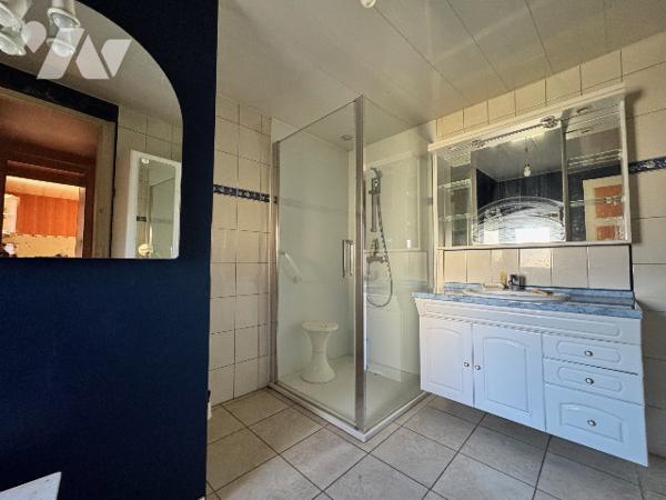 A proximité immédiate des commerces, cette maison offre un beau potentiel d’aménagement.