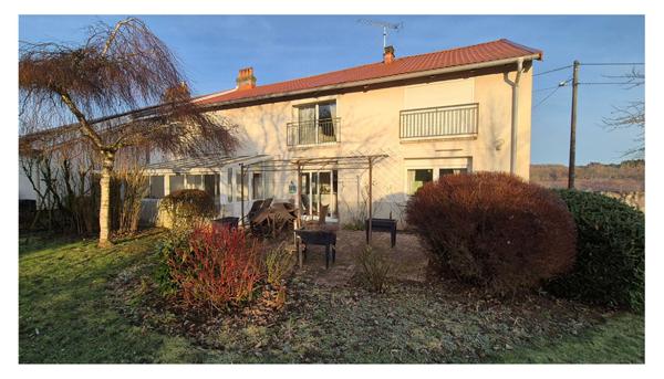 Deyvillers - Maison mitoyenne d'un coté - 192 m2 - garages, terrasse et terrain