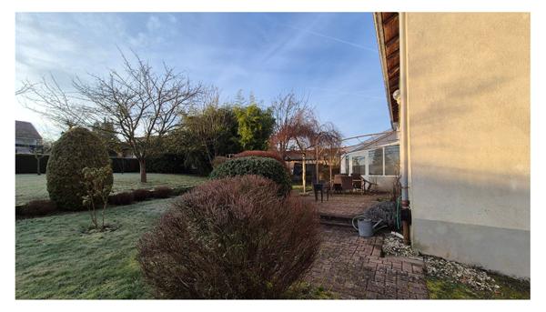 Deyvillers - Maison mitoyenne d'un coté - 192 m2 - garages, terrasse et terrain