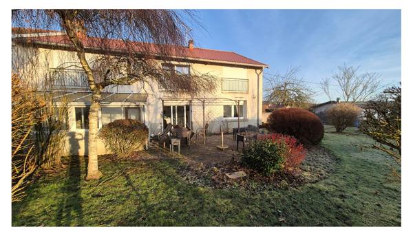 Deyvillers - Maison mitoyenne d'un coté - 192 m2 - garages, terrasse et terrain