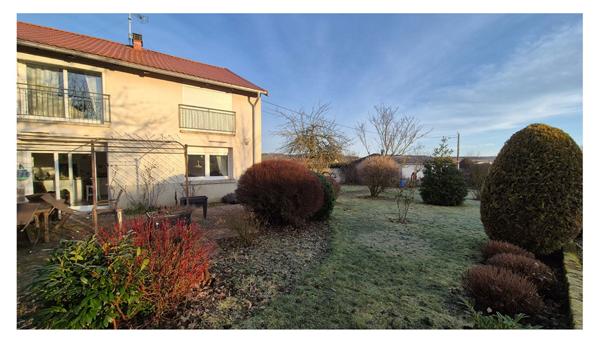 Deyvillers - Maison mitoyenne d'un coté - 192 m2 - garages, terrasse et terrain