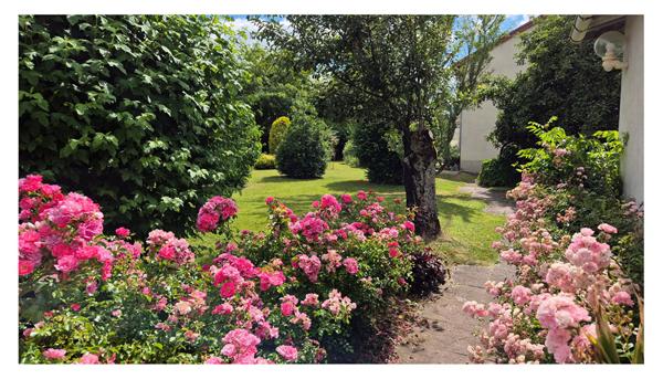 Deyvillers - Maison mitoyenne d'un coté - 192 m2 - garages, terrasse et terrain