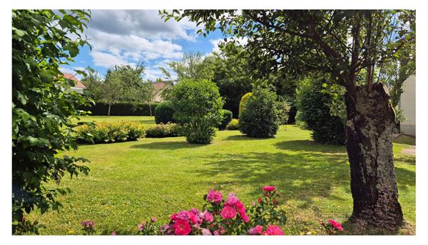 Deyvillers - Maison mitoyenne d'un coté - 192 m2 - garages, terrasse et terrain