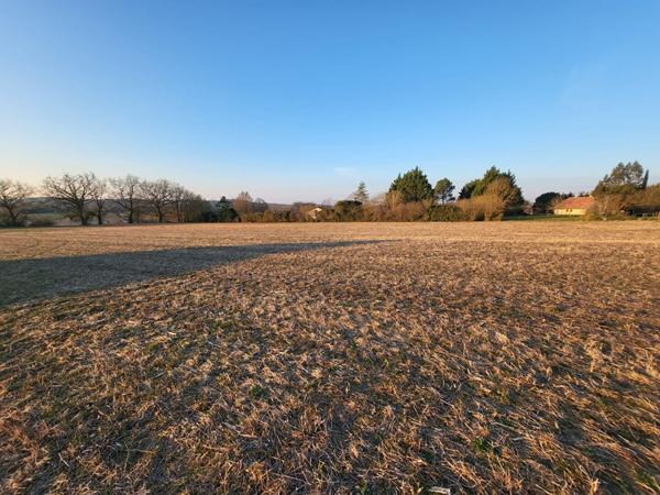 Terrain constructible avec vue à Calignac d'une superficie de 1547 m2