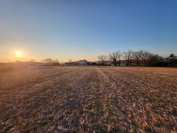 Terrain constructible avec vue à Calignac d'une superficie de 1547 m2