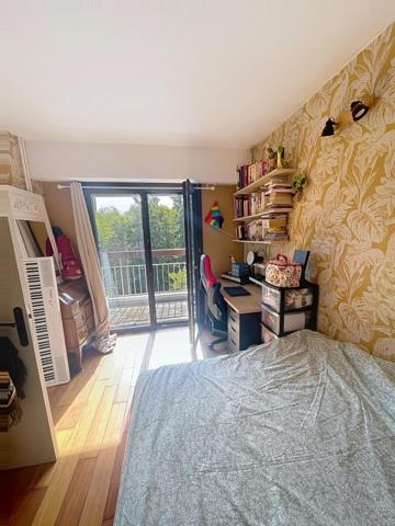 APPARTEMENT T4 DE 74m2 A 3 MN A PIED DU RER C
