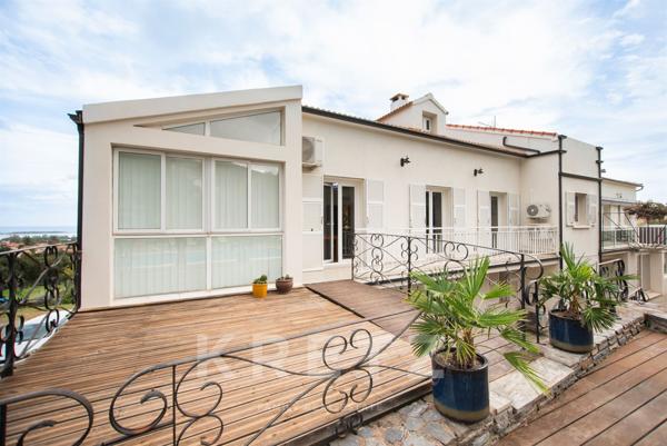 Appartement Duplex de 220m2 - Jardin et Piscine