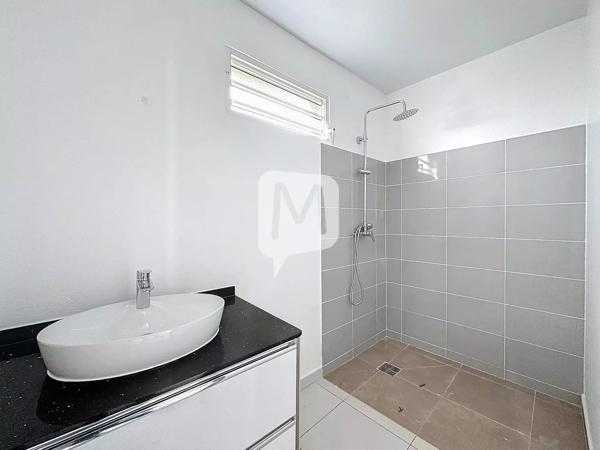 Dpt (Guyane) , à louer CAYENNE maison individuelle T3 de 67 m2 plain-pied