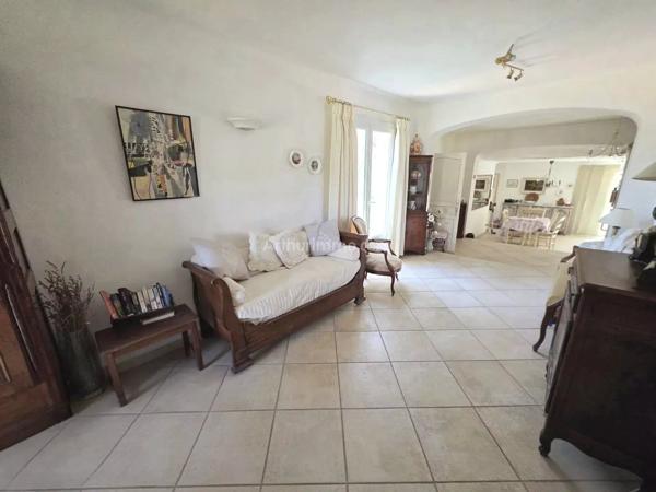 Vente                                                      Villa
                        
                     6 pièces                      185 m2                     à Draguignan