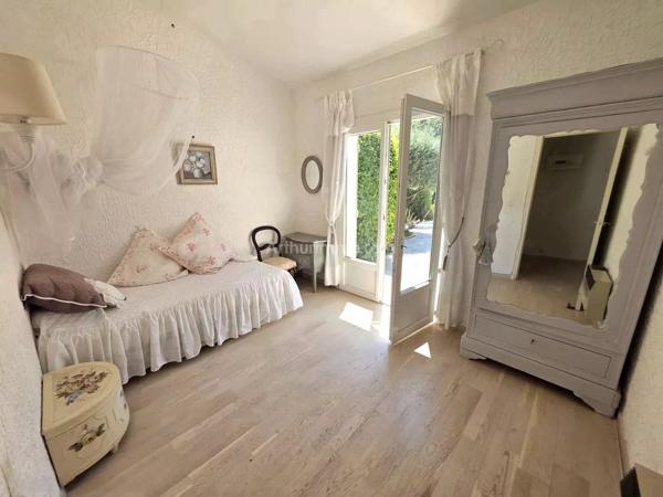 Vente                                                      Villa
                        
                     6 pièces                      185 m2                     à Draguignan