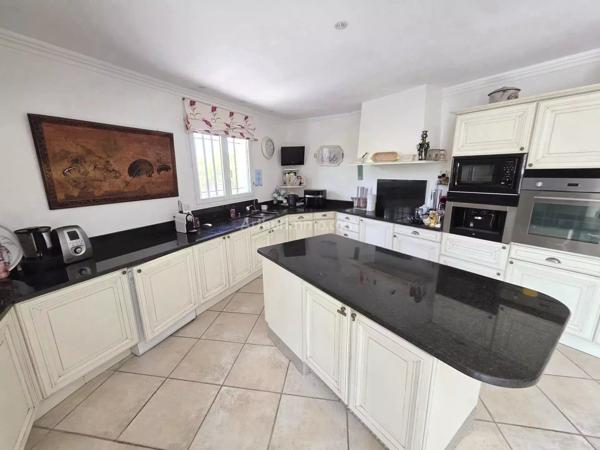 Vente                                                      Villa
                        
                     6 pièces                      185 m2                     à Draguignan