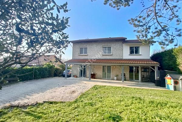 Diemoz: Maison de type 5 avec garage et piscine sur 1000 m² au calme.