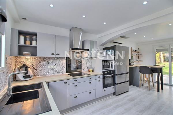 Diemoz: Maison de type 5 avec garage et piscine sur 1000 m² au calme.