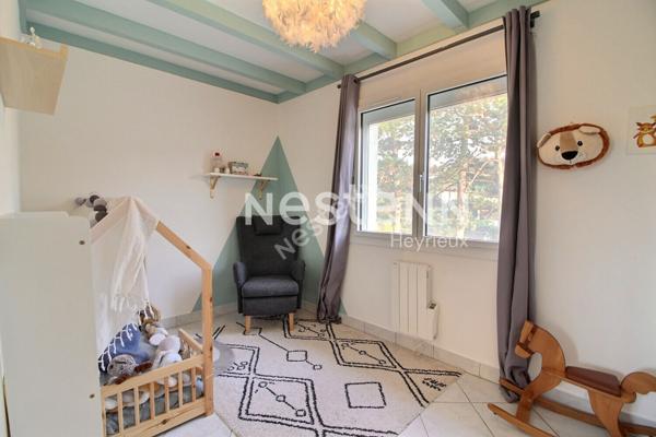 Diemoz: Maison de type 5 avec garage et piscine sur 1000 m² au calme.