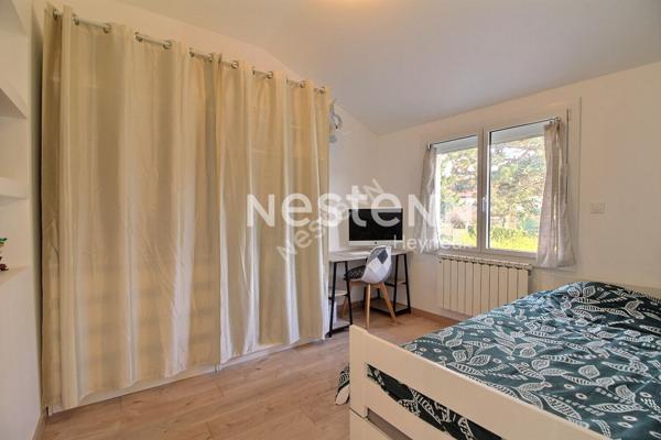 Diemoz: Maison de type 5 avec garage et piscine sur 1000 m² au calme.