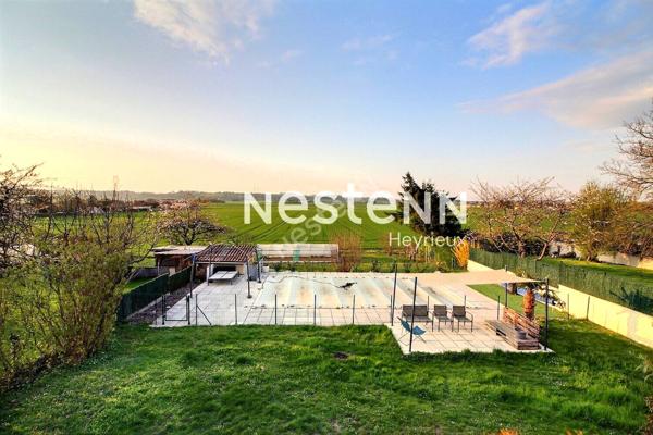 Diemoz: Maison de type 5 avec garage et piscine sur 1000 m² au calme.