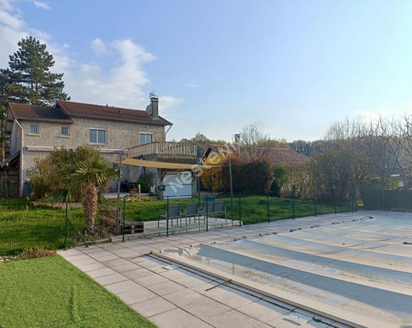 Diemoz: Maison de type 5 avec garage et piscine sur 1000 m² au calme.
