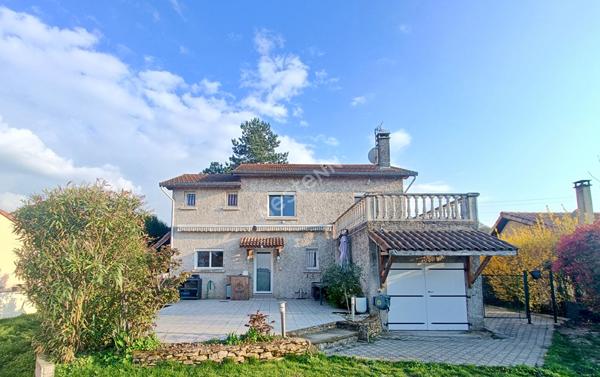 Diemoz: Maison de type 5 avec garage et piscine sur 1000 m² au calme.