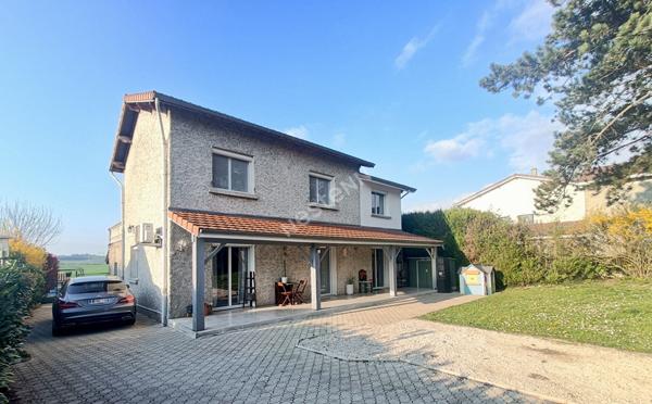 Diemoz: Maison de type 5 avec garage et piscine sur 1000 m² au calme.