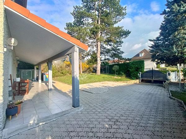 Diemoz: Maison de type 5 avec garage et piscine sur 1000 m² au calme.