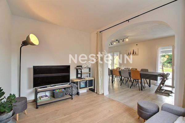 Diemoz: Maison de type 5 avec garage et piscine sur 1000 m² au calme.