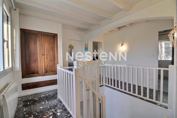 Diemoz: Maison de type 5 avec garage et piscine sur 1000 m² au calme.