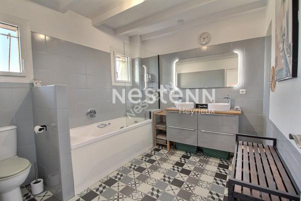 Diemoz: Maison de type 5 avec garage et piscine sur 1000 m² au calme.