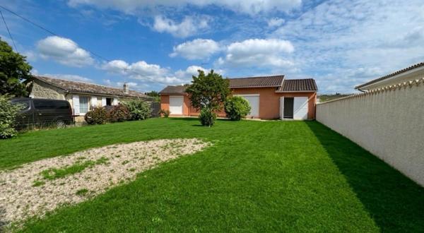 Maison de ville au coeur de Saint-André de Cubzac - 94 m2 habitables - 5 Pièces - 3 Chambres - Terrain  de 480 m2 - Piscinable
