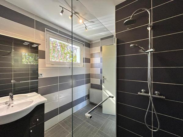 Maison de ville au coeur de Saint-André de Cubzac - 94 m2 habitables - 5 Pièces - 3 Chambres - Terrain  de 480 m2 - Piscinable