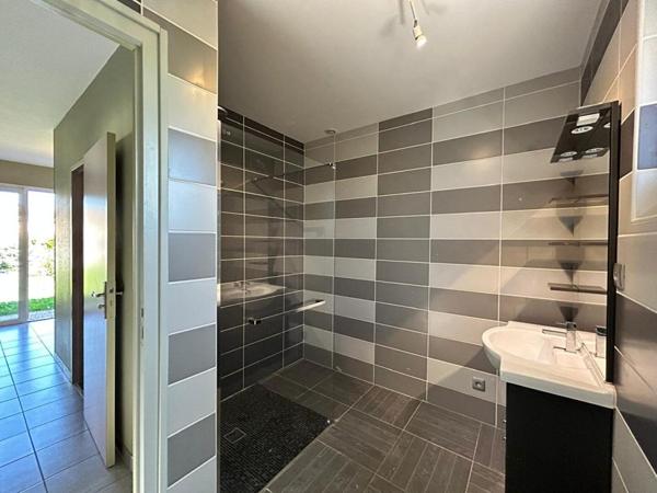 Maison de ville au coeur de Saint-André de Cubzac - 94 m2 habitables - 5 Pièces - 3 Chambres - Terrain  de 480 m2 - Piscinable