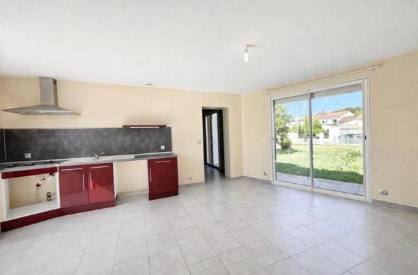 Maison de ville au coeur de Saint-André de Cubzac - 94 m2 habitables - 5 Pièces - 3 Chambres - Terrain  de 480 m2 - Piscinable