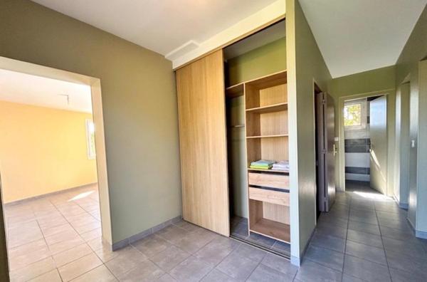 Maison de ville au coeur de Saint-André de Cubzac - 94 m2 habitables - 5 Pièces - 3 Chambres - Terrain  de 480 m2 - Piscinable