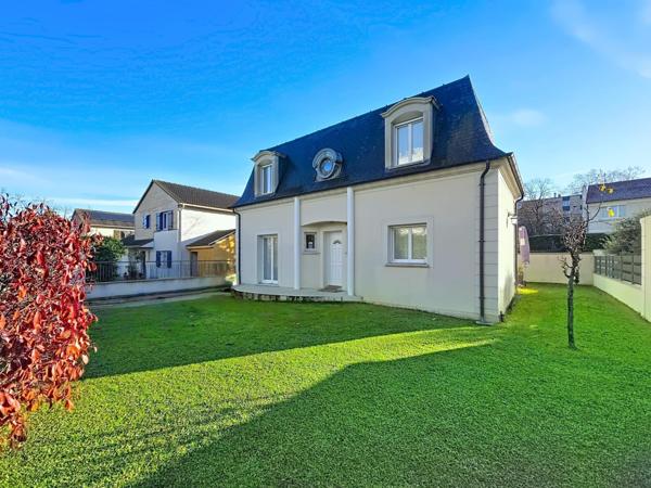 Maison familiale récente avec jardin paysager, à seulement 15 minutes à pied de la gare RER A