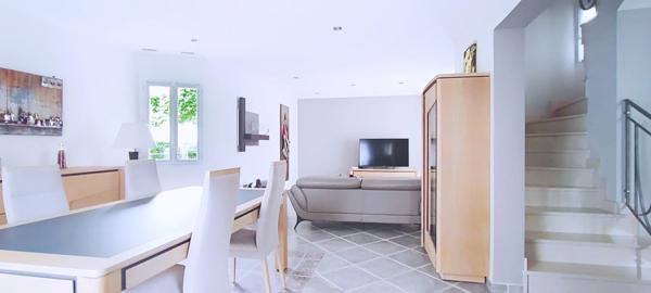 Maison familiale récente avec jardin paysager, à seulement 15 minutes à pied de la gare RER A