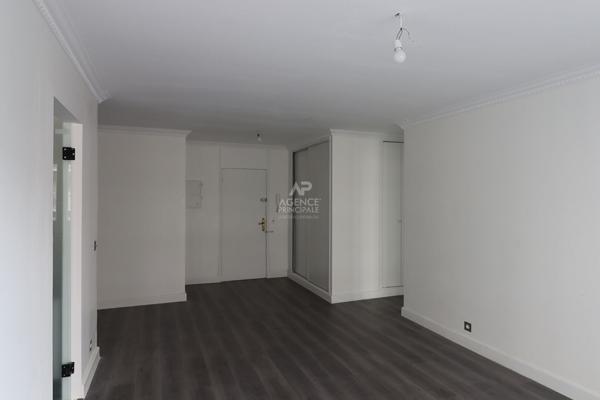 PARIS 18 EME- RUE VAUVENARGUES - METRO GUY MOQUET €577 500 ** - Référence SB-6689