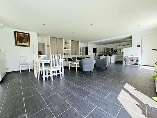 Maison récente de plain-pied La Crau 5 pièce(s) 122m2 -Piscine- Secteur calme, résidentiel et recherché