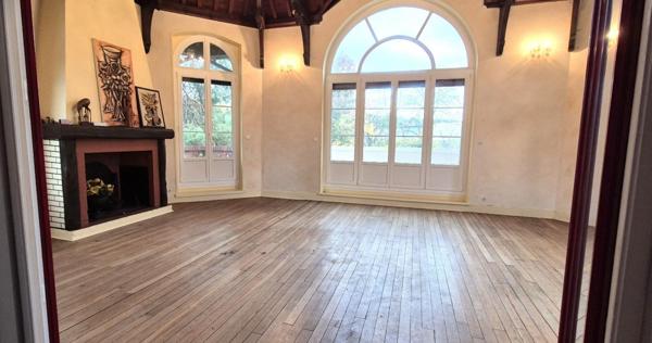 Belle Demeure ou Château de 415 m² à Réhabiliter et Restaurer avec Cour, Garage, Terrasses, Cave voûtée, Chaufferie Fioul et Poêle à Granulés, Greniers de 150 m², Dépendances et Terrain clos et paysager de 3050 m²