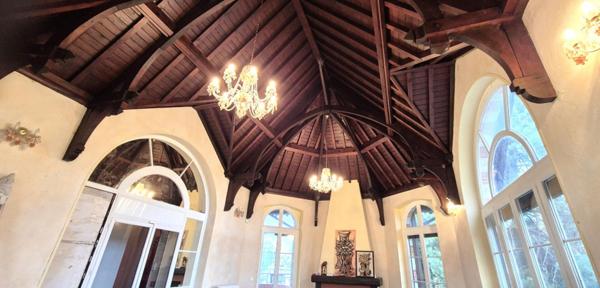 Belle Demeure ou Château de 415 m² à Réhabiliter et Restaurer avec Cour, Garage, Terrasses, Cave voûtée, Chaufferie Fioul et Poêle à Granulés, Greniers de 150 m², Dépendances et Terrain clos et paysager de 3050 m²