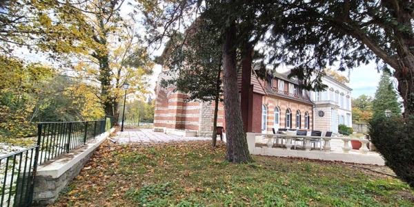 Belle Demeure ou Château de 415 m² à Réhabiliter et Restaurer avec Cour, Garage, Terrasses, Cave voûtée, Chaufferie Fioul et Poêle à Granulés, Greniers de 150 m², Dépendances et Terrain clos et paysager de 3050 m²