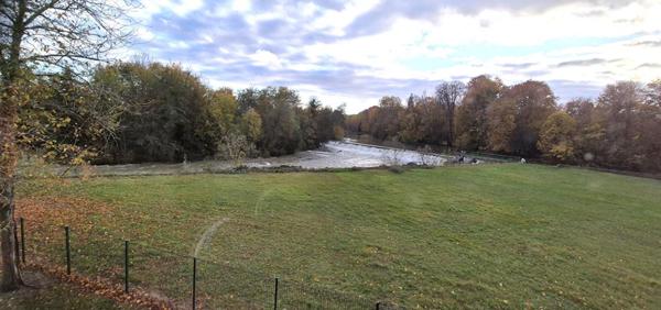 Belle Demeure ou Château de 415 m² à Réhabiliter et Restaurer avec Cour, Garage, Terrasses, Cave voûtée, Chaufferie Fioul et Poêle à Granulés, Greniers de 150 m², Dépendances et Terrain clos et paysager de 3050 m²