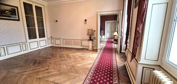 Belle Demeure ou Château de 415 m² à Réhabiliter et Restaurer avec Cour, Garage, Terrasses, Cave voûtée, Chaufferie Fioul et Poêle à Granulés, Greniers de 150 m², Dépendances et Terrain clos et paysager de 3050 m²