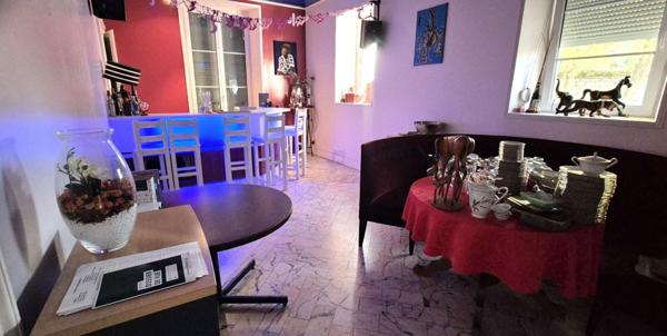 Belle Demeure ou Château de 415 m² à Réhabiliter et Restaurer avec Cour, Garage, Terrasses, Cave voûtée, Chaufferie Fioul et Poêle à Granulés, Greniers de 150 m², Dépendances et Terrain clos et paysager de 3050 m²