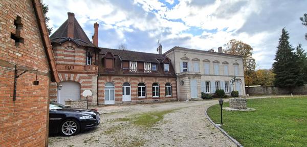Belle Demeure ou Château de 415 m² à Réhabiliter et Restaurer avec Cour, Garage, Terrasses, Cave voûtée, Chaufferie Fioul et Poêle à Granulés, Greniers de 150 m², Dépendances et Terrain clos et paysager de 3050 m²
