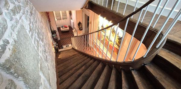 Belle Demeure ou Château de 415 m² à Réhabiliter et Restaurer avec Cour, Garage, Terrasses, Cave voûtée, Chaufferie Fioul et Poêle à Granulés, Greniers de 150 m², Dépendances et Terrain clos et paysager de 3050 m²