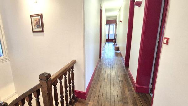 Belle Demeure ou Château de 415 m² à Réhabiliter et Restaurer avec Cour, Garage, Terrasses, Cave voûtée, Chaufferie Fioul et Poêle à Granulés, Greniers de 150 m², Dépendances et Terrain clos et paysager de 3050 m²